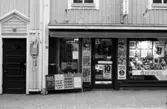 Tobaksaffären Torget Storgatan 1994, strax före nedläggningen. Exteriör mot Storgatan.