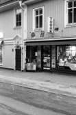 Tobaksaffären Torget Storgatan 1994, strax före nedläggningen. Exteriör mot Storgatan.