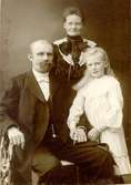 Badmästare Sjöberg med fru och dotter.