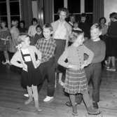 En grupp med barn undervisas i dans.