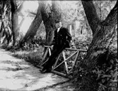 En man på en träbro.