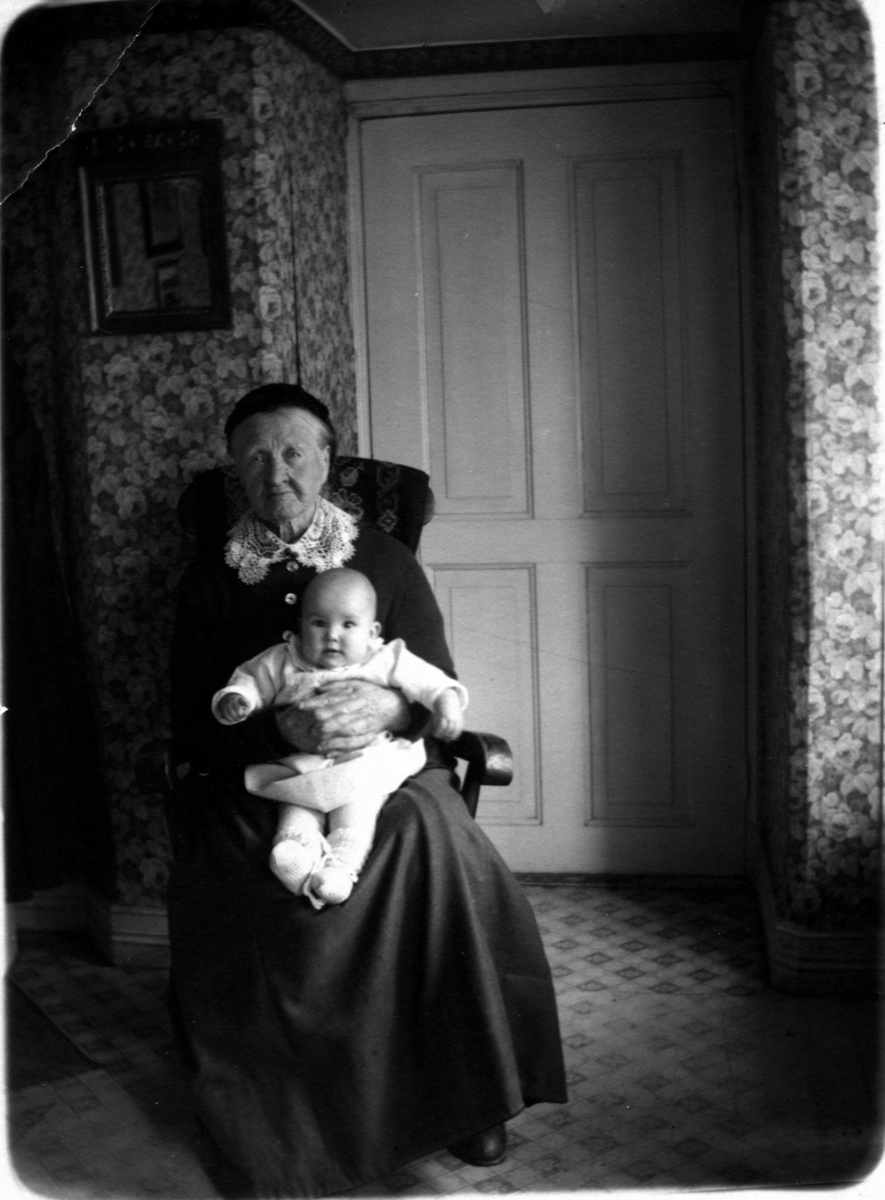 Calla Helena Sundbeck, Polkagrisbagaren Amalia Erikson med apotekare Högdahls och hustrun Ester Arnemans dotter Kerstin Johanna i knät, omkring 1922.