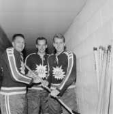 Ishockeyspelare från Vättersnäs Idsrottsförening på 1950-talet. Från vänster: Uno Wennerholm(1), Mats Ericsson(2).