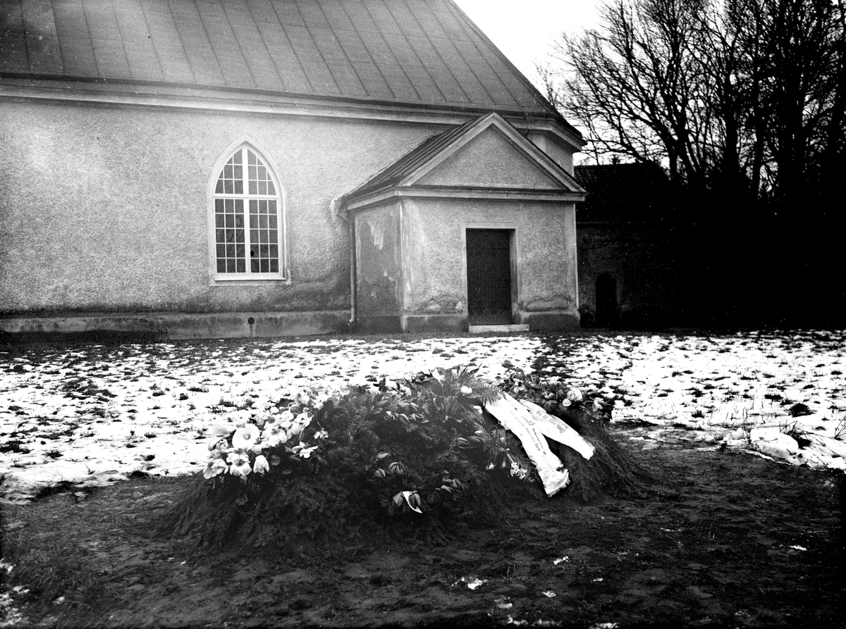 Evald Eriksson, Svärmors grav i Acklinga.
