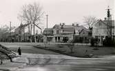 S:t Olofsgatan 60. Mehrska fastigheten vid Trekanten. Foto från Scheelegatans mynning 1936. Skomakarmäst. Mehr hade sin affär i detta hus. I den mindre byggnaden in på gården med gaveln mot gatan hade han verkstaden med ständigt 5 á 6 skomakare i arbete. Slutade verksamheten omkring 1945.