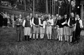 Pristagare vid spelmanstävling i Granebergsparken, Sunnersta, Uppsala augusti 1945
