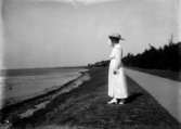 Julius Johnsons privata bilder. Kvinna på stranden.
