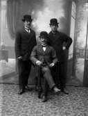 Porträtt E ateljébild tre herrar, 1912, Johnssons privata bilder.