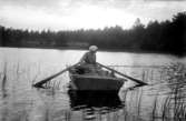 Kvinna som fiskar i en roddbåt fru Johnsson? Johnssons privata bilder
	Metallutfällning.