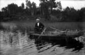 Julius Johnsson fiskar från en båt i en sjö, Johnssons privata bilder
	Metallutfällning.