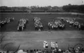 Evenemang eventuellt på idrottsplatsen, en mängd barn, ”vy 1920” på asken
	Metallutfällning, emulsionsavlossning.