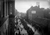 Demonstration på Algatan -Östergatan, ”1919K” på asken
	Metallutfällning, missfärgad.