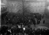 En mängd människor framför Rådhuset, ”1919K” på asken
	Metallutfällning.