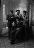 Fyra män med flaskor i händerna varav två i flottans uniform, ateljébild, ”1919K” på asken
	Metallutfällning.