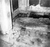 Medeltida kormuren, nordöstra inre hörnet. Därovan dörren till nuvarande sakristian.