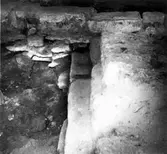 Medeltidskyrkans östra kormur östra sidan med utskjutande sockel mot söder.