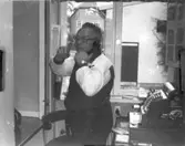 Yngve Torstensson pratar i telefon.