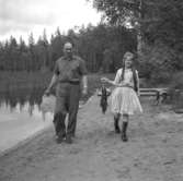 En man och en flicka med fiskar (abborre) vid Dammsjön, Lindesberg.
Ingvar Lantz