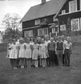 Ställdalen skola, gruppbild, skolbarn.
Skolbyggnad i bakgrunden.
Elsa Lindal