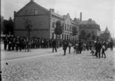 Landstormen? Utanför Centralskolan 1915
	Metallutfällning.