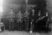 Grupp musiker utomhus 1919
	Metallutfällning.