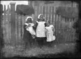 Tre flickor.Ingeborg, Hedvig och Brita Johansson.Bilden kan vara tagen på gården till Nobelgatan 8 i Örebro där familjen bodde. Den måste vara tagen före 19/3 1915 då Hedvig dog. Kanske våren året innan ? (Jämför med bild 3, 11, 19).
