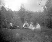 Grupp fyra personer.
Gustaf Johansson och Olof Johansson, Karls bröder, okänd dam och sist Judith (?), Gustafs hustru.