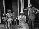 Samhällstjänstflicka hjälper familj i Börsta 1940