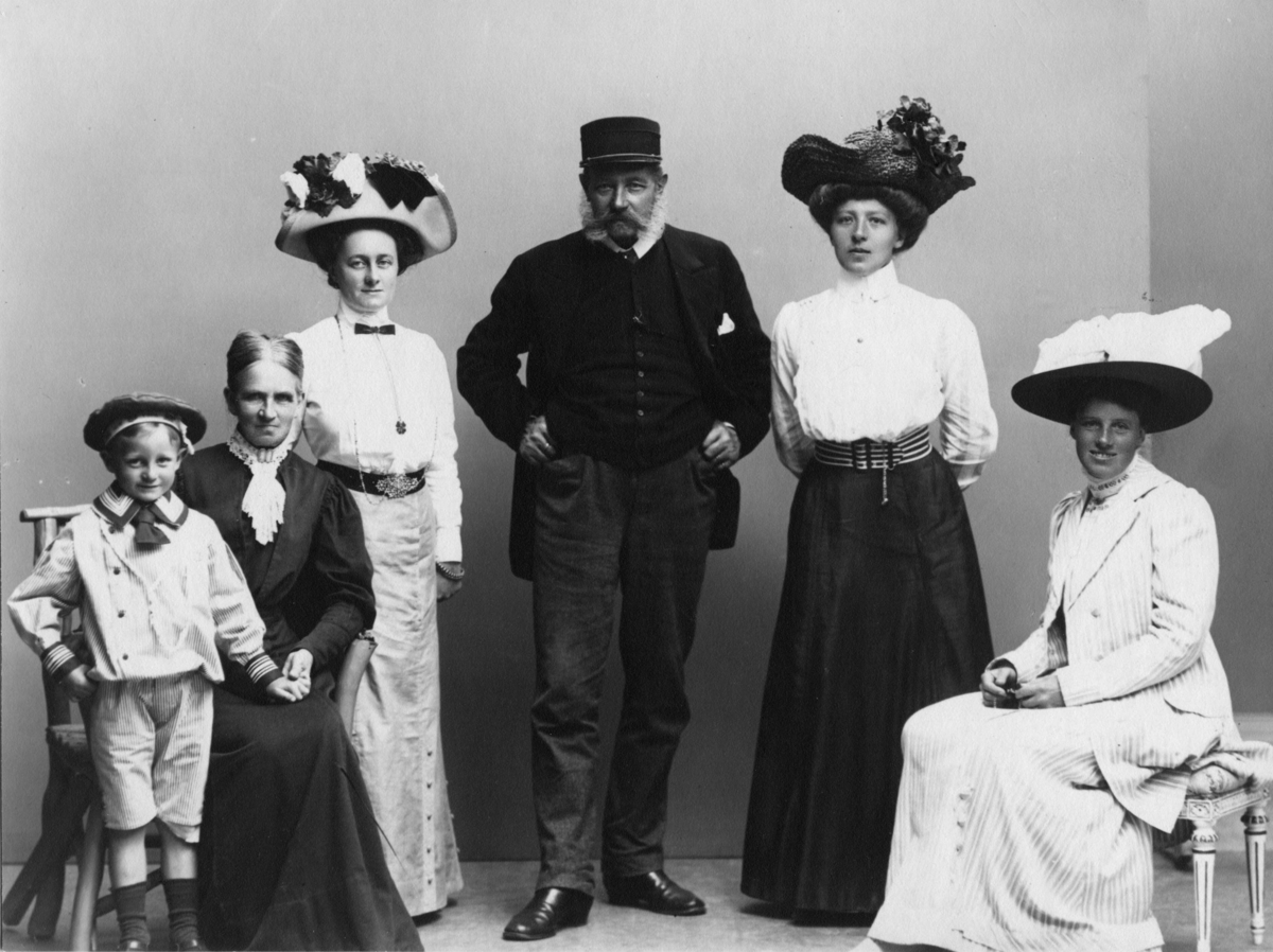 Calla Helena Sundbeck, Major Andersson med familj 1910. Fr v: sonsonen Jarl, hustrun Hildegard, sonhustrun Blenda (troligen) samt major Andersson. Okänd person till höger.