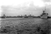 Stan sedd från havet, fyra fartyg varav ett Konung Gustav V ”1915 C” på asken metallutfällning, bruna fläckar.