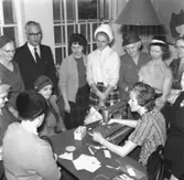 En kvinna sitter vid en symaskin i systugan på Linnégatan i Huskvarna.