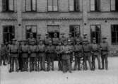 Första världskriget. Stor grupp soldater framför Centralskolan år 1915. 
	Metallutfällning.