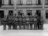 Första världskriget. En mängd soldater framför Centralskolan i Trelleborg år1915.
	Metallutfällning.
