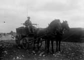 Soldat med häst och vagn år 1915. Första världskriget.
	Metallutfällning.