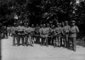Första världskrigrt. Stor grupp soldater vid ett bord med vapen år 1915.
	Metallutfällning.