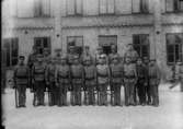 Första världskriget. En grupp soldater uppställda framför Centralskolan i Trelleborg år 1915.
	Metallutfällning.