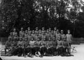 En mängd soldater uppställda för fotografering år 1915. Första världskriget.
	Metallutfällning.