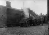 Första världskriget. Soldater vid en vagn med varm mat år 1915.
	Metallutfällning.