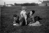 Julius Johnson, fru Johnson och en av deras söner på en äng. Johnson privata bilder.
	Metallutfällning.