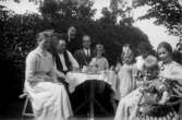 Kaffekalas i trägård, Julius Johnson längst bak Agnes Johnson med son längst till höger. Johnsons privata bilder.
	Metallutfällning.