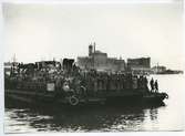 Tysk landstigningsbåt i Kalmar hamn i maj 1945. De baltiska soldaterna i tysk uniform kom från ett brohuvud i Baltikum dit de drivits av Röda armén. När de kom till Kalmar upprättades ett läger på Kullö. Senare fördes de till bl a Eksjö.