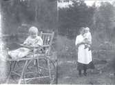 Vänstra bilden: Ulla Lundberg sitter i en grönmålad barnvagn.
Högra bilden: Fru Gunhiild Lundberg med Ulla på armen.
