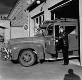 En brandman vid en brandbil på Huskvarnas brandstation.