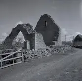 Strax intill Gråborg ligger ruinerna av S:t Knuts kapell. Kapellets namn visar troligen att platsen har haft kontakter med Danmark och de danska Knutsgillena. I närheten ligger också Borgs by, som sedan 1945 ägs av Kungliga Vitterhets Historie och Antikvitets Akademien.