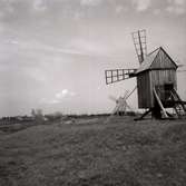 Väderkvarnar står oftast på gravfält för att gravfält är högt belägna och man får då mer vind. Kvarnen närmast fotografen är en stubbkvarn. 

Stubbkvarn (även kallad fot- eller stolpkvarn) är en äldre typ av väderkvarn, som utmärks av att hela kvarnhuset vrids kring en 
