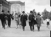 Ärkebiskop Nathan Söderblom på promenad med japanska prinsparet Takamatsu vid Universitetshuset, Uppsala augusti 1930