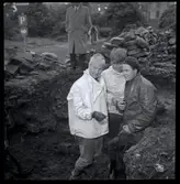 Arkeologiska utgrävningar sydost om Borgs kyrka vid Borgholms slottsruin. Det konstaterades tre medeltida bebyggelsenivåer från 1100-talet till 1300-talets slut.

Källa: Grävda minnen – Från Skedemosse till Sandby borg. Redaktör Kjell-Håkan Arnell & Ludvig Papmehl-Dufay, text av Stibéus.