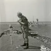 Ragnhild Boström vid Ottenby kapell. 

Ruinen efter S:t Johanneskapellet är belägen en halvmil söder om Ås kyrka, intill vägen mot fyren Långe Jan. Kapellet uppfördes under 1200-talets senare del och övergavs vid 1500-talets slut. Kapellruinen mäter 25x13 meter med intill fem meter breda murar och omges av en enkel kyrkogårdsmur. Vid uppförandet av fyren på 1780-talet, revs de då ännu stående murarna för att användas som byggnadsmaterial. I anslutning till ruinen ligger den så kallade Rosenkinds källa. Linné benämner för övrigt 1741 platsen Rosenkinds kapell. 

(Uppgifterna är hämtade från Länsstyrelsen)