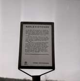 En skylt som berättar om Karlevistenen på Öland.