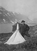 John Bauers Lapplandsresa sommaren 1904. Här är hans tält och bärare vid fjällsjön i Kårsovaggedalen, nära Riksgränsen mot Norge.